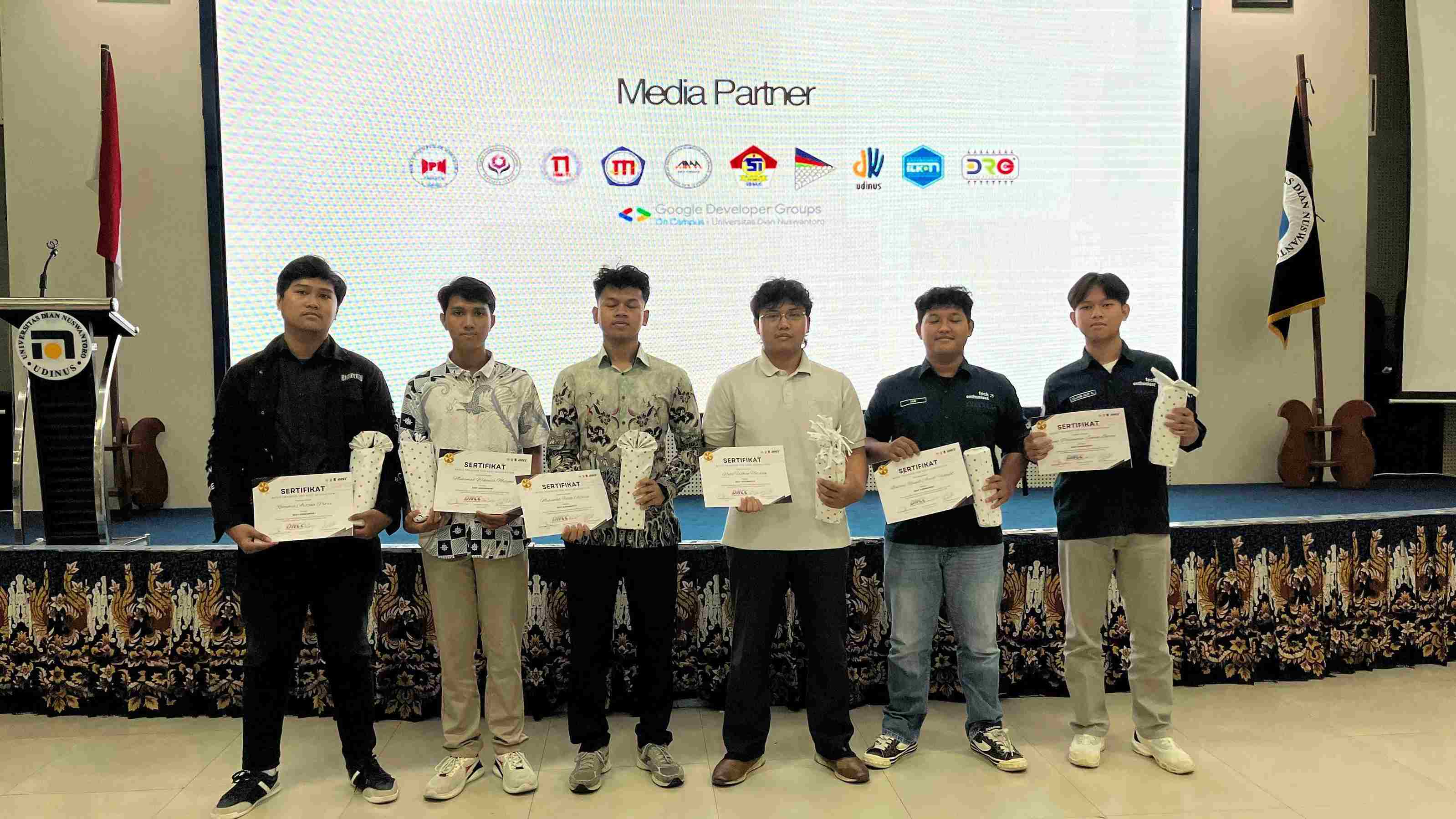 Pembagian Hadiah Best TA kepada pemenang